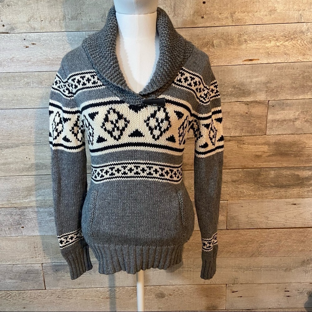 Aritzia TNA‎  women's lambswool sweater in size small